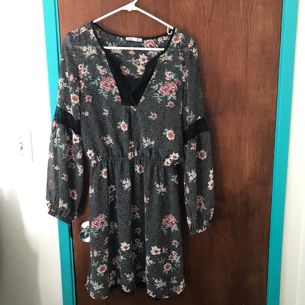 Size Small “Dex” dress with lace detail ⭐️